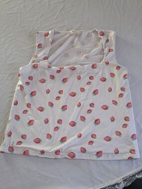 Free Kisses Sz 1xl White Tank with Pink Strawberry Motif